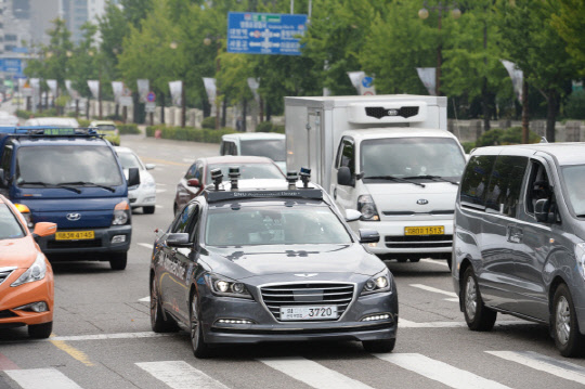 서울대 서승우 교수팀이 지난해 서울 여의도 일반 도로에서 선보인 자율차 스누버. 이르면 3월 일반인도 탑승할 수 있게 된다.  디지털타임스 DB